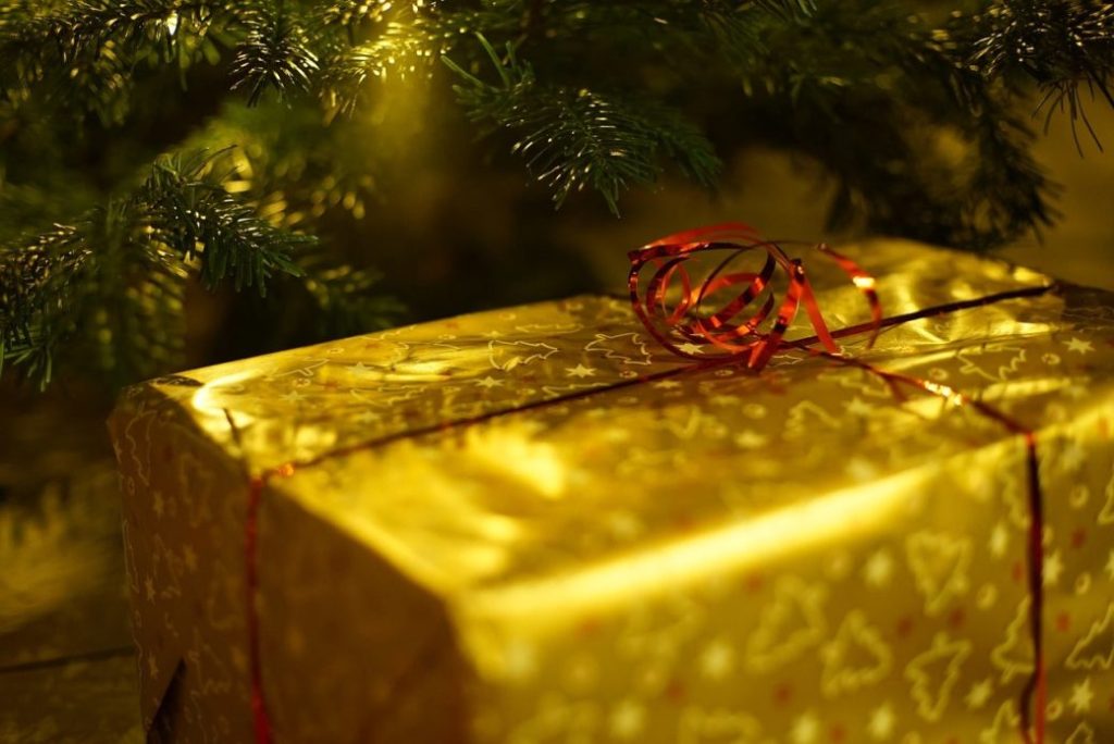 Geschenk unter dem Weihnachtsbaum