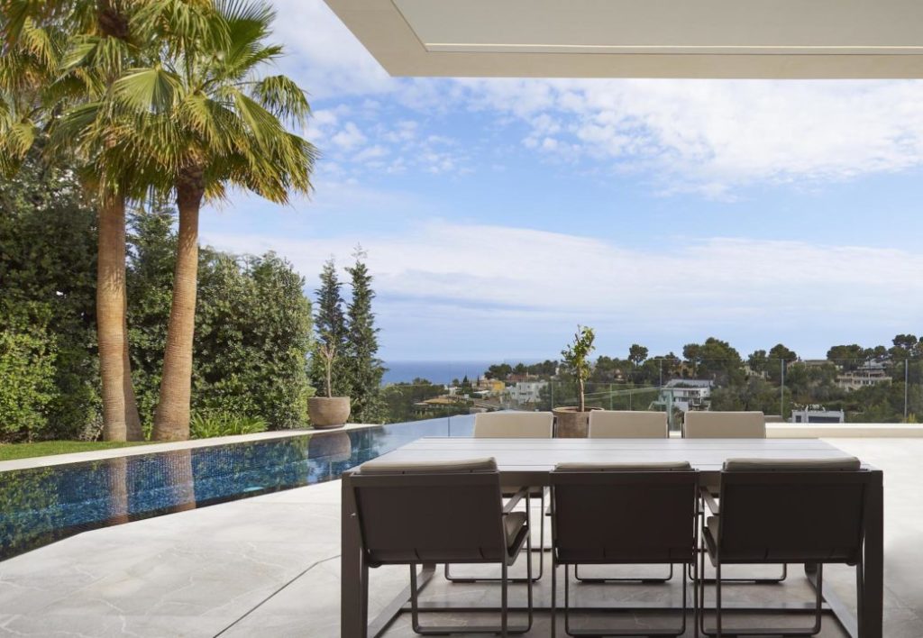 Luxus Villa mit Designer Infinity Pool – Immobilie des Monats April 2021