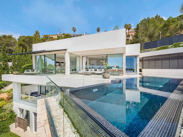 Immobilie April - Luxus Villa mit Designer Infinity Pool