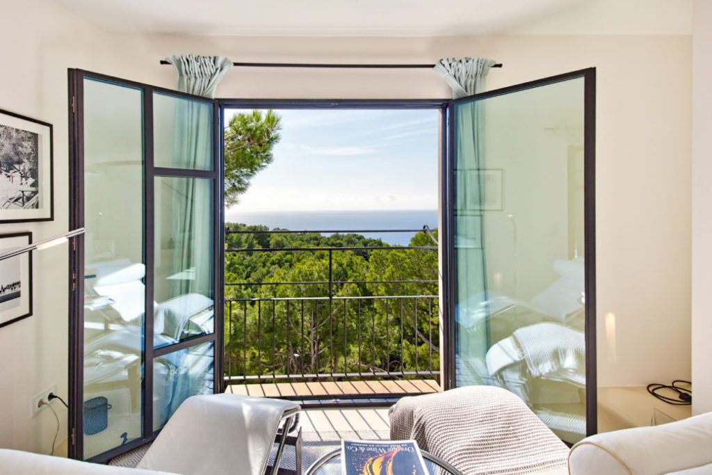 Mediterrane Luxusvilla mit Blick auf Ibiza – Immobilie des Monats Februar 2021