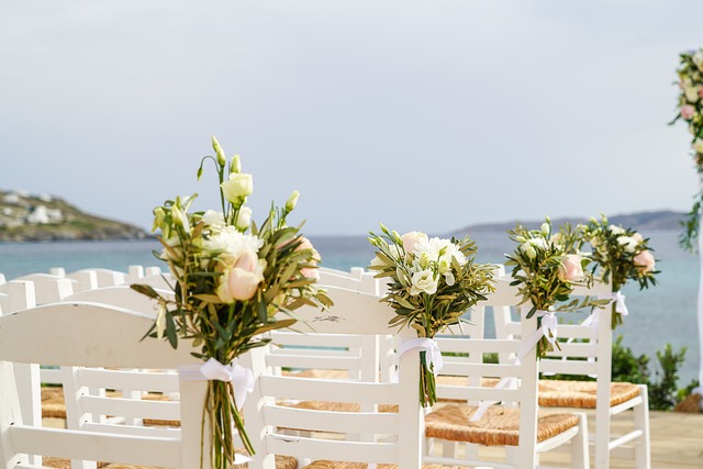 Hochzeitsstühle an Meer