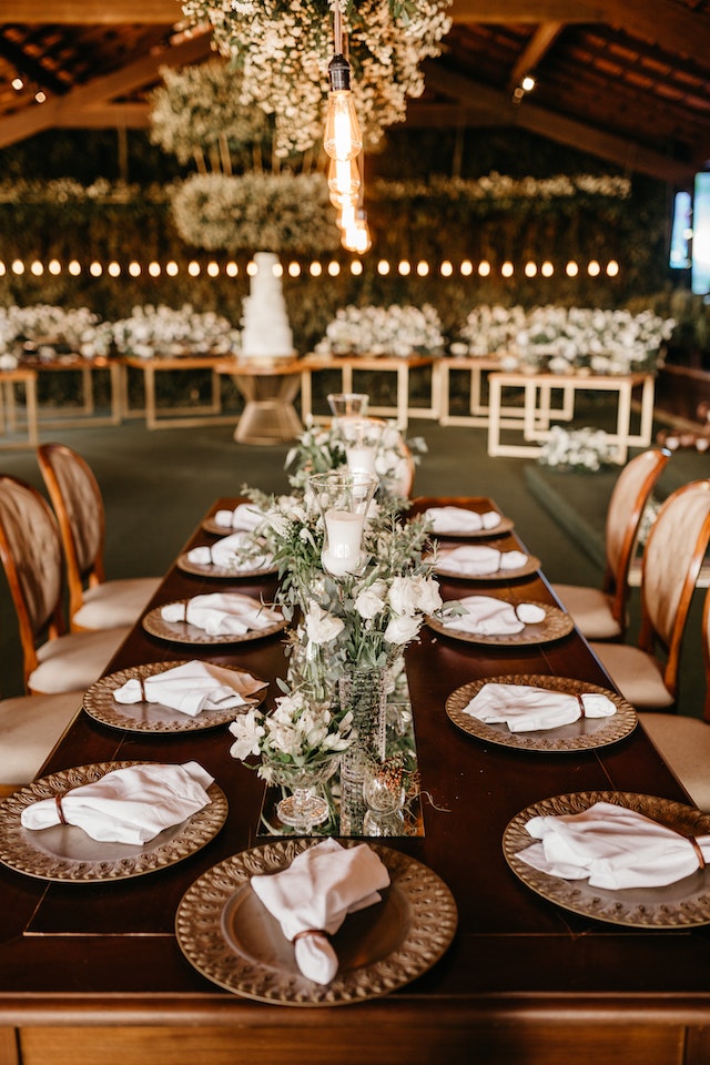 Tisch mit Hochzeitsdeko