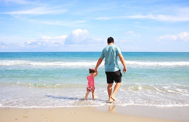 Vater und Kind am Strand
